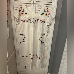 Beautiful dress with stitching.  El Salvador stitching.  White women’s size xl